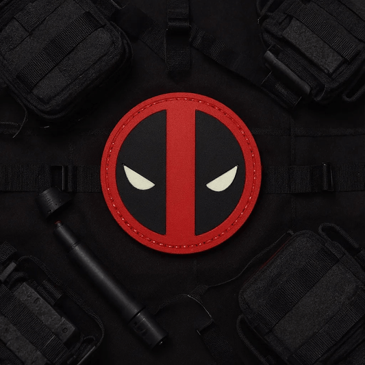 Patch Deadpool PVC round patch featuring iconic red and black design, perfect for backpacks and gear.